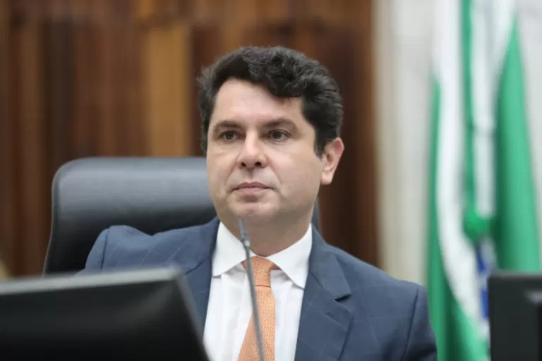 Deputado Alexandre Curi protocola projeto de lei que trata da manutenção de piscinas de uso coletivo no Paraná
