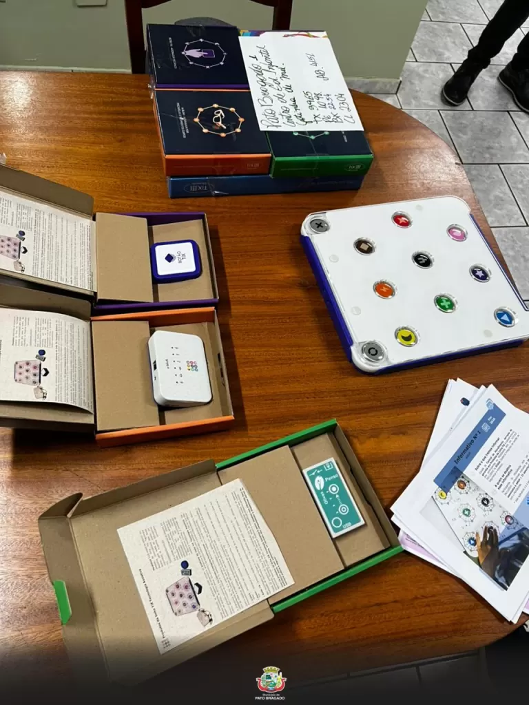 Educandários de Pato Bragado recebem kits de tecnologia assistiva para alfabetização inclusiva