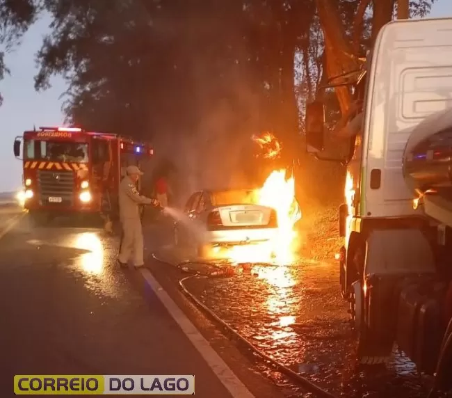 Carro é destruído por incêndio na PR-495 entre Santa Helena e Missal