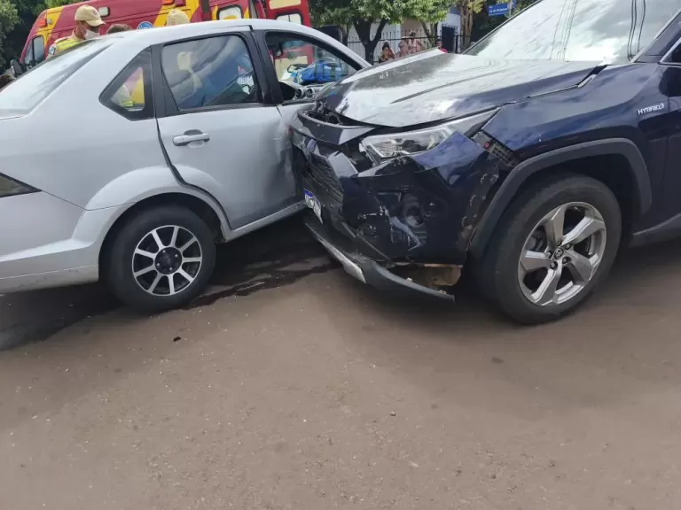 Motorista fica encarcerado após colisão entre três veículos no centro de Marechal Rondon