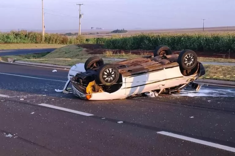 Capotamento mata uma pessoa e deixa outras duas gravemente feridas em Palotina