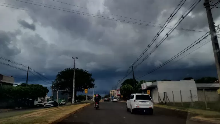 Nuvens carregadas anunciam a chegada da chuva em Marechal Rondon