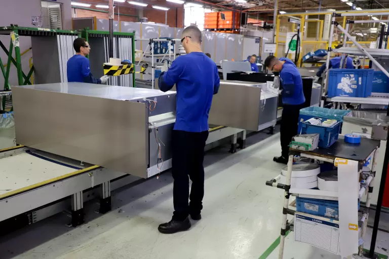 Com 24,8 mil vagas, Agências do Trabalhador auxiliam paranaenses a assinar a carteira