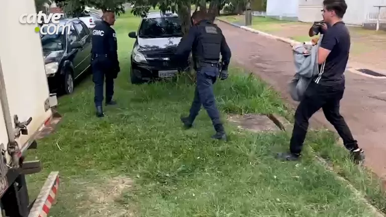 Homem acusado de abusar sexualmente de cão paga fiança e deixa a prisão