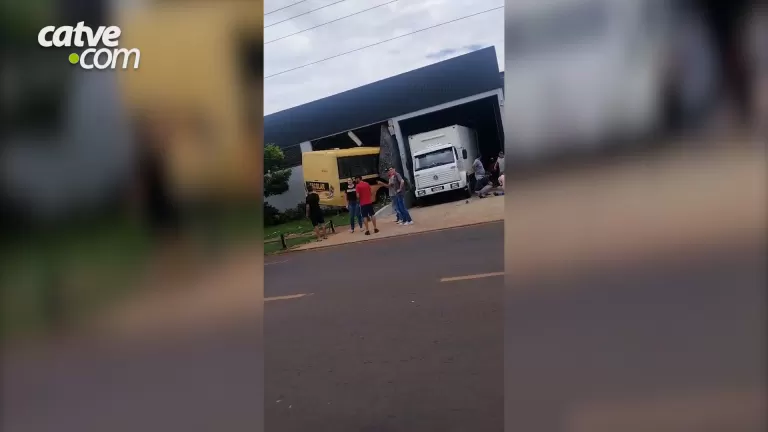 Ônibus escolar invade empresa em Medianeira; veja o vídeo