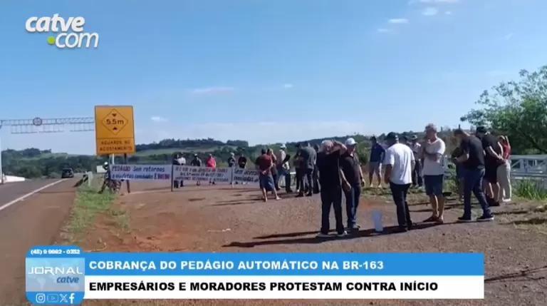 Moradores realizam protesto pacífico após início da cobrança de pedágio em Santa Lúcia