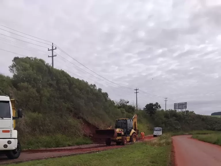 Equipes trabalham na trincheira da BR-163 com avenida de Toledo