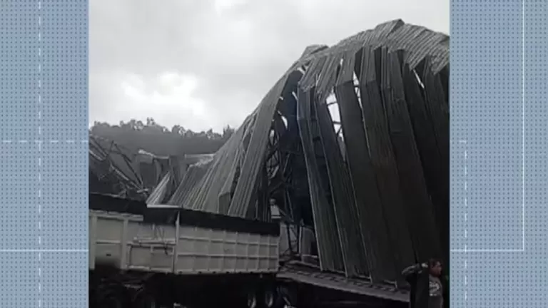 Tempestade destelha barracão, alaga estradas e derruba muros em cidade do Paraná