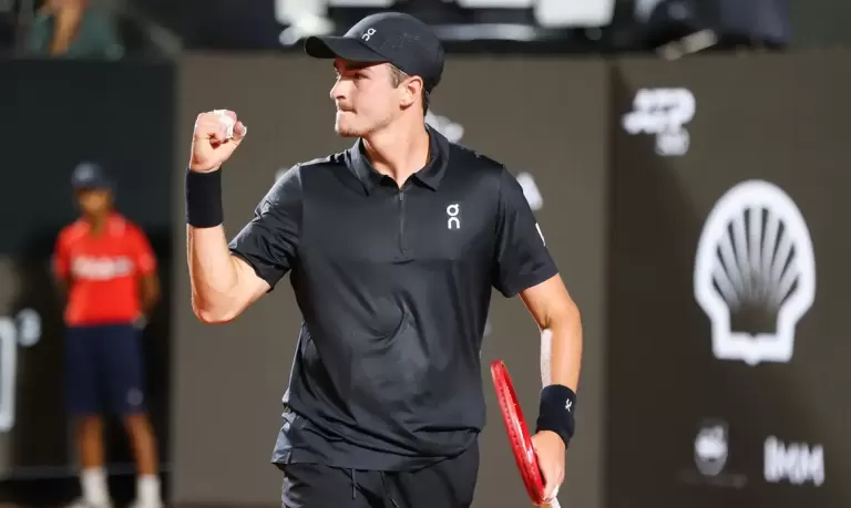 João Fonseca vence Thiago Monteiro em duelo brasileiro pelo Rio Open