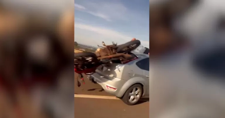 Moto para dentro de carro e condutor em cima de veículo em acidente na PR-445