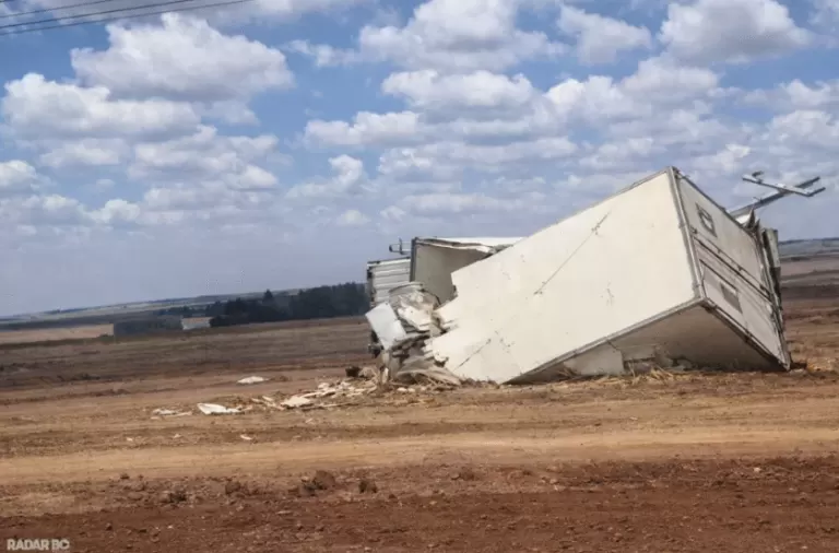 Acidente envolve caminhões e uma Saveiro na PR-182 entre Maripá e Toledo