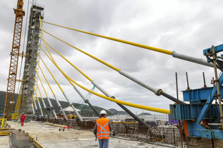 O beijo vem aí: Ponte de Guaratuba tem último estai instalado