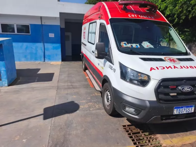 Motocicleta é arremessada contra poste após acidente no cruzamento de avenida em Marechal Rondon