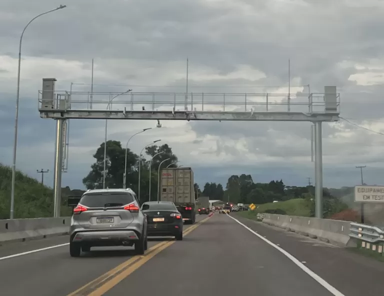 Deputados protocolam Ação Popular para suspender cobrança integral do “free flow” no lote 4 dos pedágios