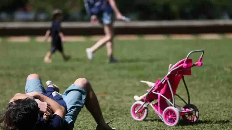 Licença-paternidade de até 20 dias é aprovada no Senado