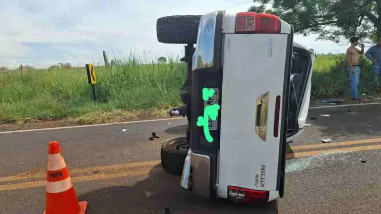 Caminhonete capota na PR-496 em Terra Roxa e passageira fica ferida