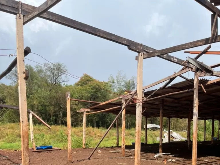 Rajada de vento arranca telhado de galpão e causa prejuízo de cerca de R$ 100 mil no Oeste