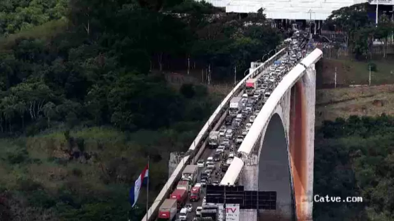 Manifestação no Paraguai causa lentidão no trânsito na Ponte da Amizade