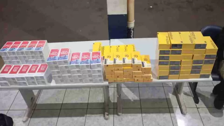 Polícia apreende 111 celulares em carro durante abordagem na BR-277