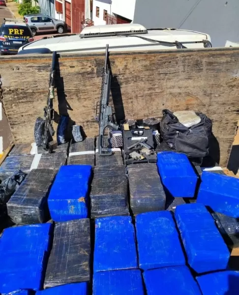 PRF apreende 3,5 toneladas de drogas e dois fuzis em caminhão na BR-163 em Toledo