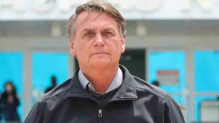 Bolsonaro é internado em UTI hospitalar com broncopneumonia bilateral