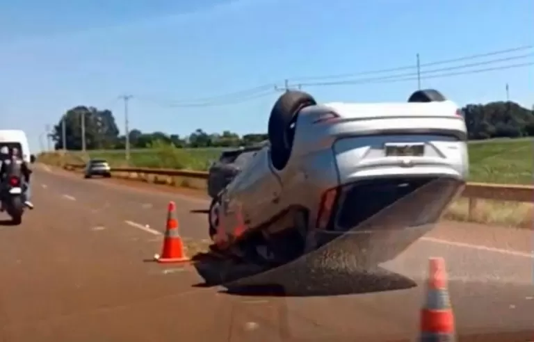 Carro capota após colisão na BR-163 entre Marechal Rondon e Toledo