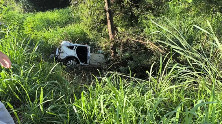 Carro fica destruído em acidente em Toledo e condutor sai ileso