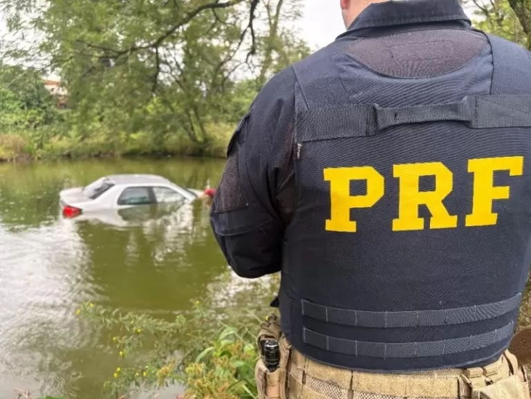 Carro conduzido por adolescente e carregado com agrotóxicos cai em açude em Mercedes