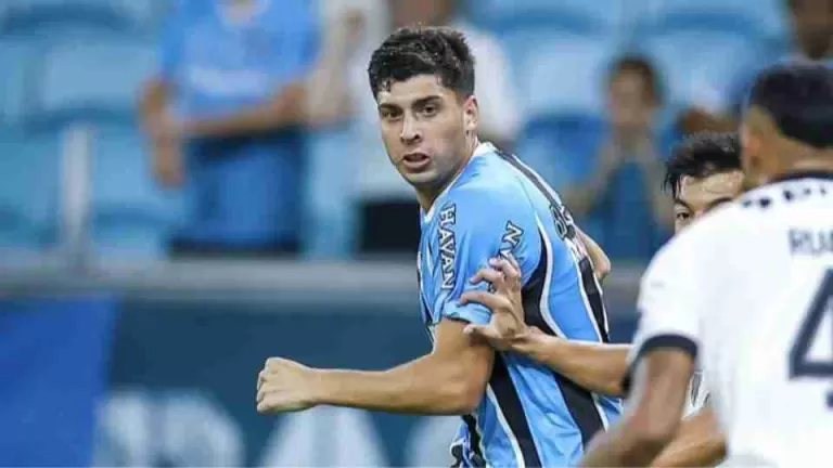 Artilheiro não marca, mas reforço busca empate para o Grêmio