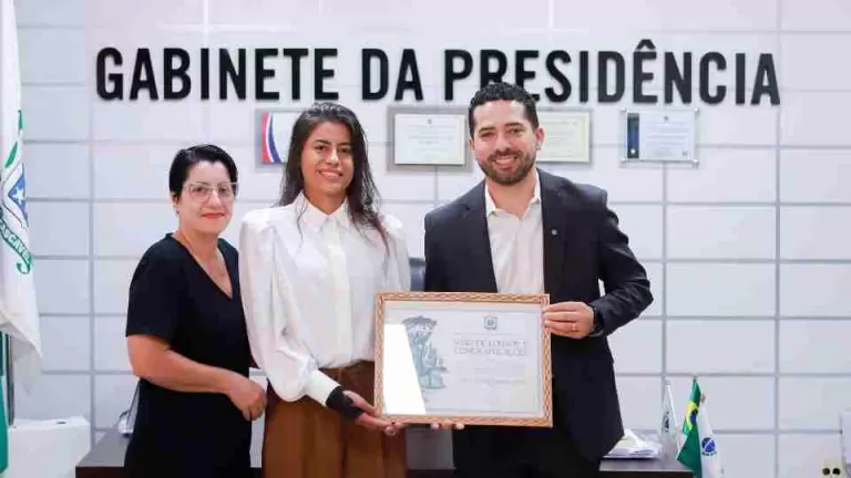 Juliane Vieira recebe homenagem por ter salvado mãe e primo em incêndio