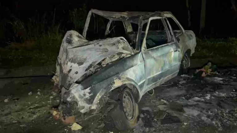 Carro é destruído pelo fogo após acidente com viatura da PM na BR-277