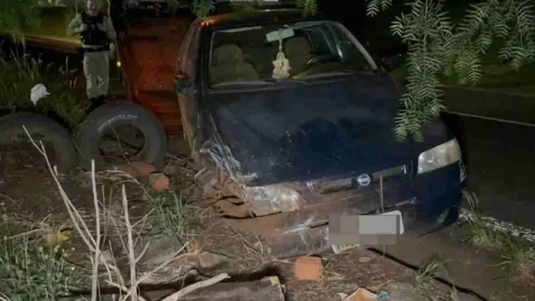 Motorista foge após causar acidente e abandona carro na marginal da BR-277