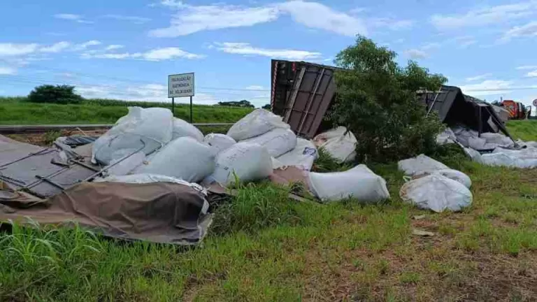 Carreta tomba e espalha fertilizantes às margens da BR 163