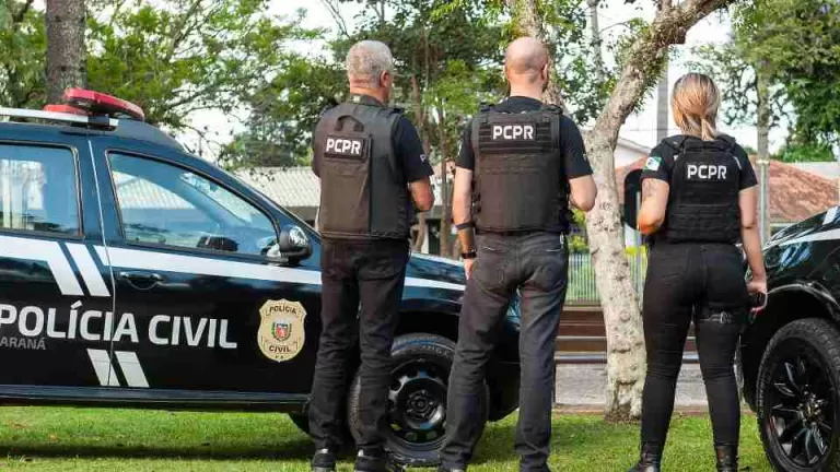 Mulher é presa por atrair vítima para emboscada e roubo