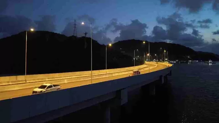 Primeiros testes de luz mostram como a Ponte de Guaratuba ficará à noite