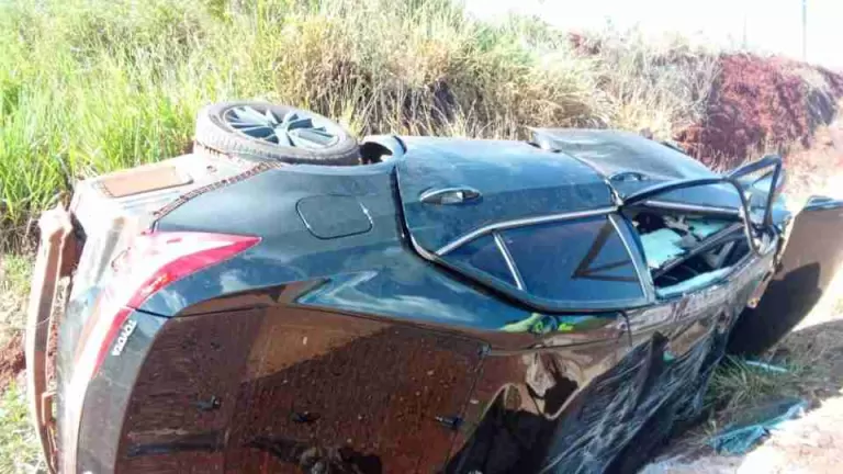 Carro fica destruído em capotamento na BR-163 