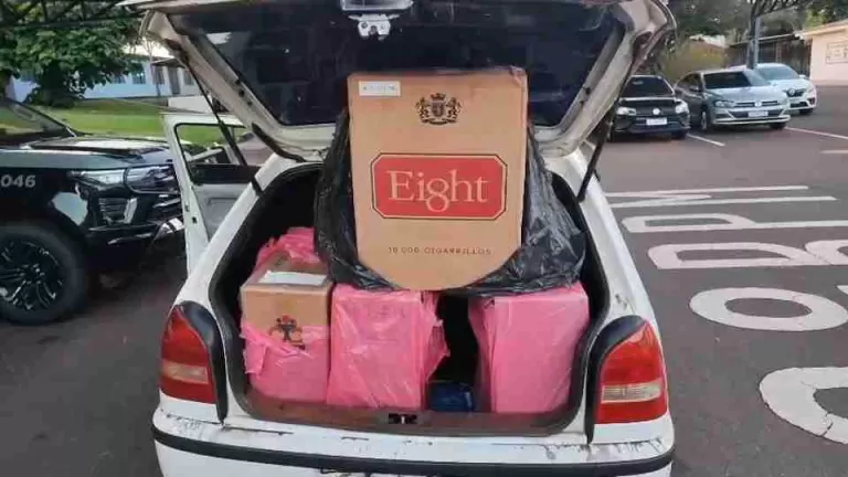 Carro carregado com 600 pacotes de cigarros contrabandeados é abandonado em Toledo