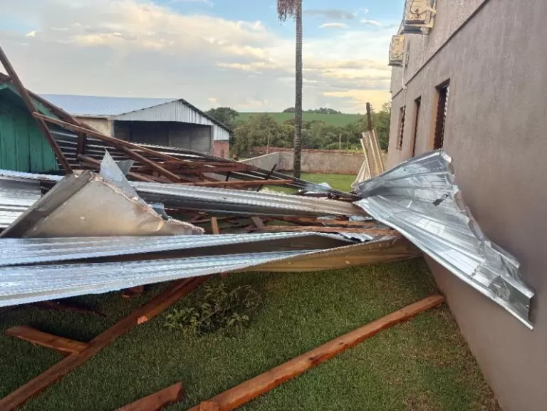 Temporal causa estragos no interior de Mercedes