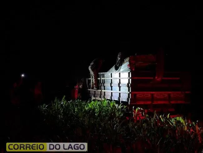 Jovem fica ferido após ser ejetado em capotamento na PR-495 em Entre Rios do Oeste