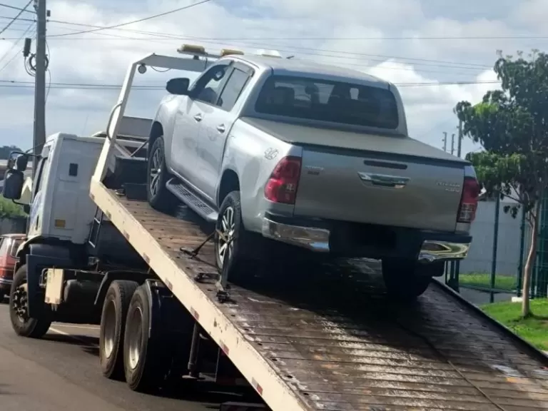 Dupla é presa e Hilux furtada é recuperada em Guaíra