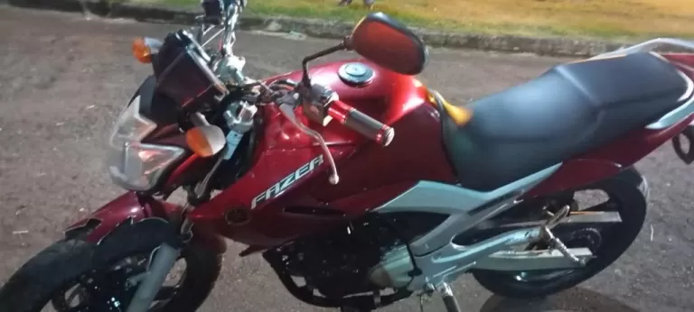 Queda de moto deixa duas pessoas feridas após animal atravessar a pista em Quatro Pontes