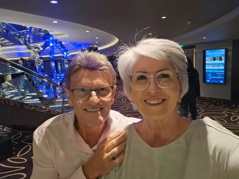 Entre tensão, incertezas e serenidade, ex-prefeito de Mercedes e esposa relatam rotina em cruzeiro retido em Dubai