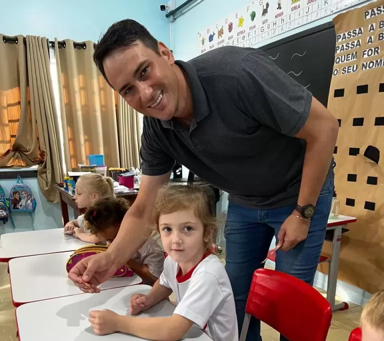 Acibra entrega ingressos gratuitos do parque infantil para alunos de Pato Bragado