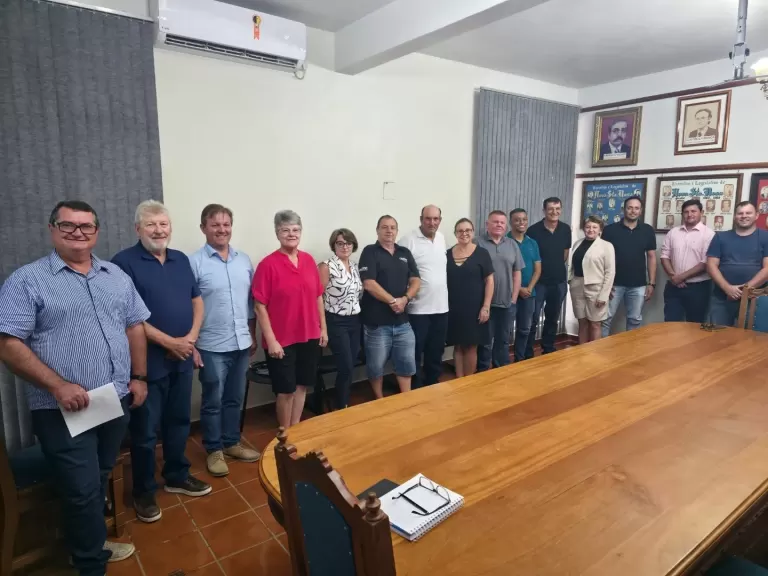 Prefeito Lari Hitz realiza reunião com vereadores