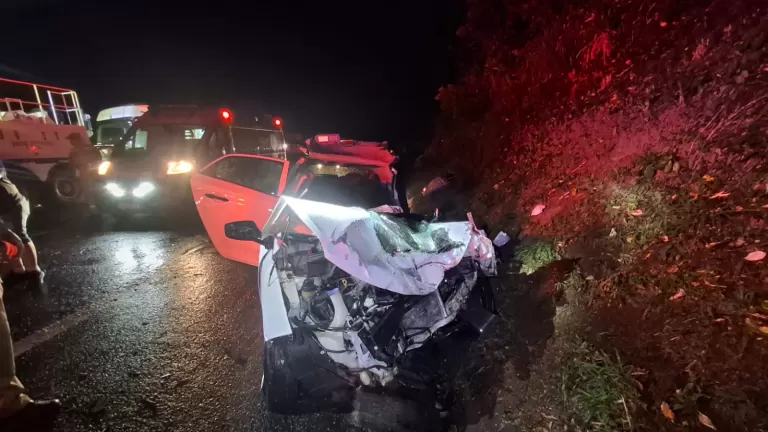 Jovem e adolescente ficam feridas em batida frontal na PR-092