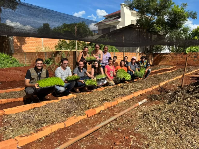 Projeto Entre Raízes e Afeto é iniciado e fortalece vínculos por meio de horta comunitária