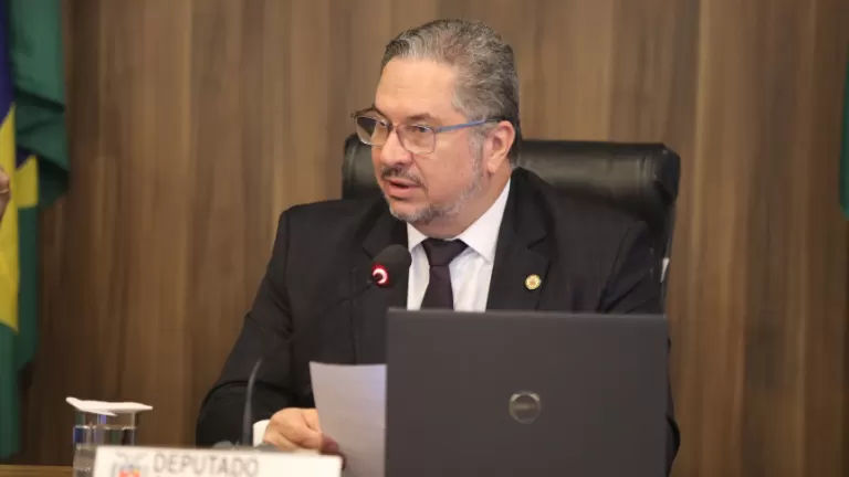 Deputado Gilson de Souza destaca leis voltadas à transparência, inclusão e respeito ao consumidor no Paraná