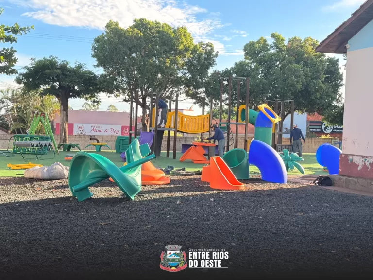 Escola Municipal de Entre Rios do Oeste recebe novo playground