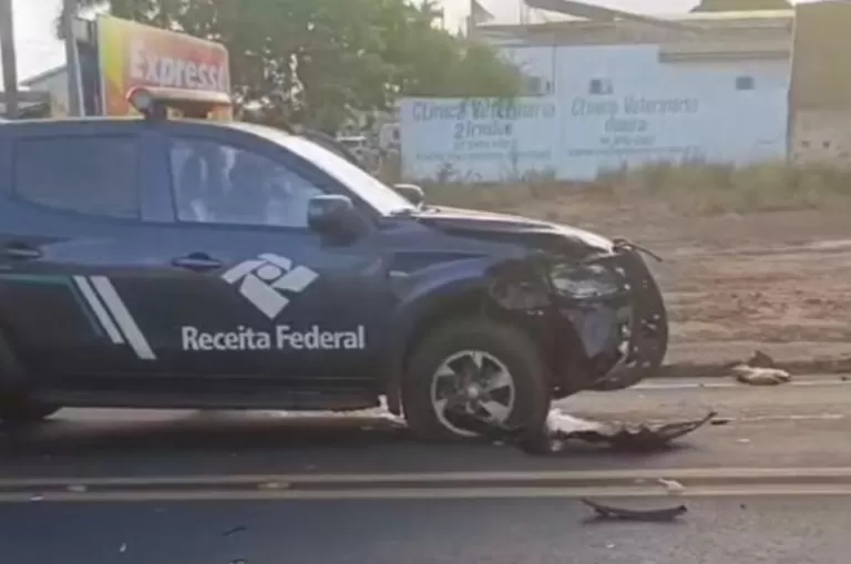 Acidente envolvendo viatura da Receita Federal deixa mulher ferida