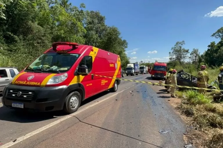 Colisão frontal entre carro de Palotina e carreta deixa dois mortos